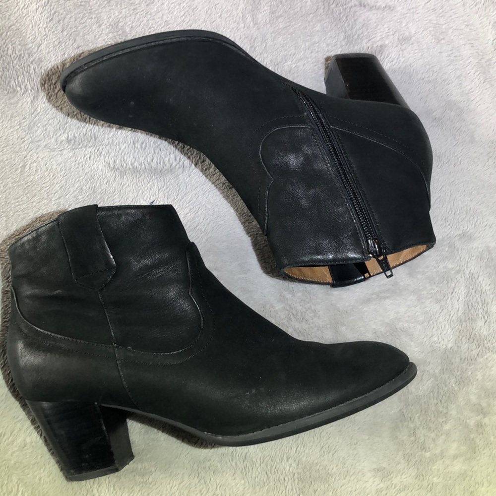 Vionic w/ Orthaheel Technology Windom Ankle Boots